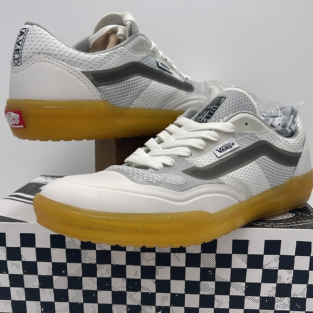 Vans Men’s Ave Knit. White/Gum
VN0005UW9DH
Sneakers